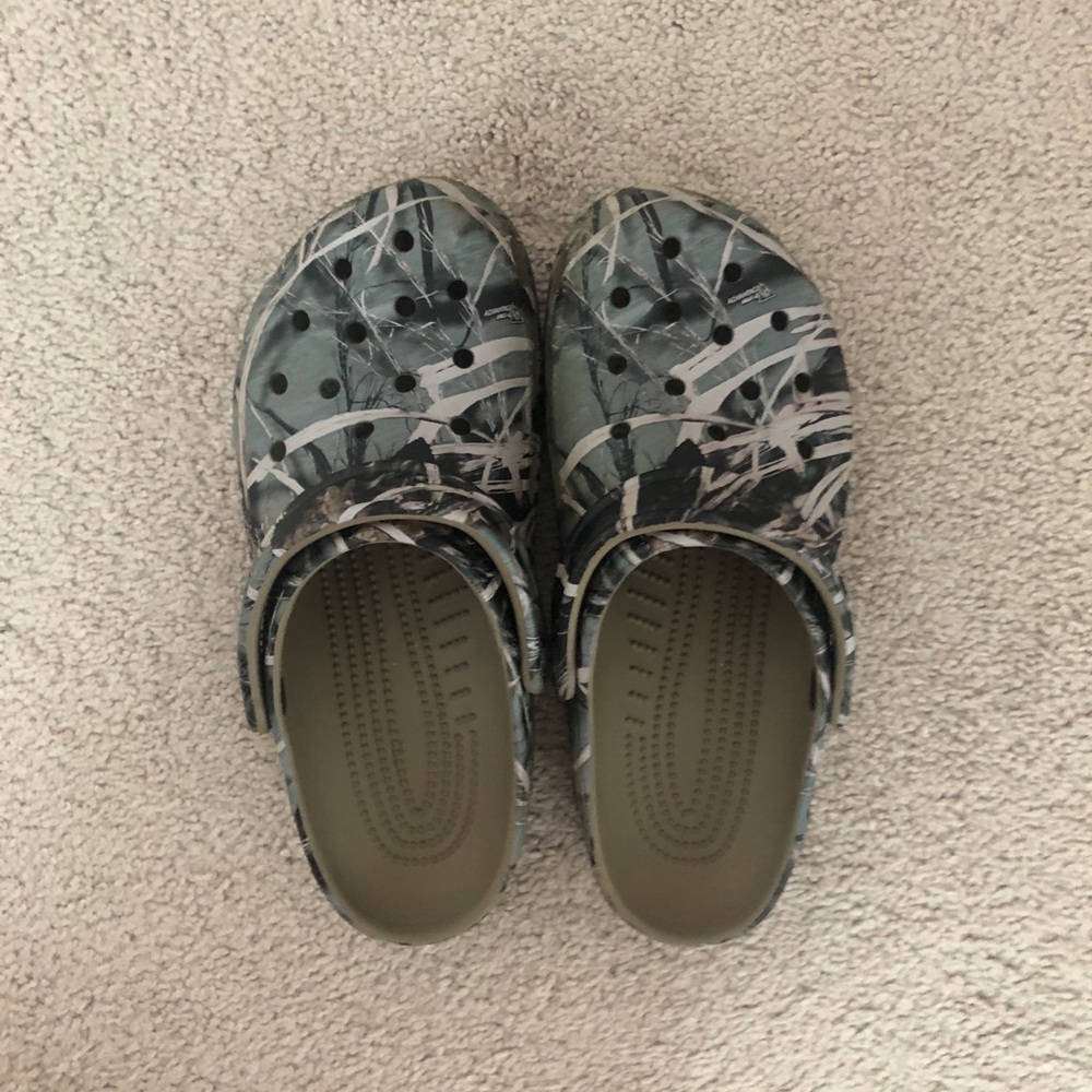 camo crocs